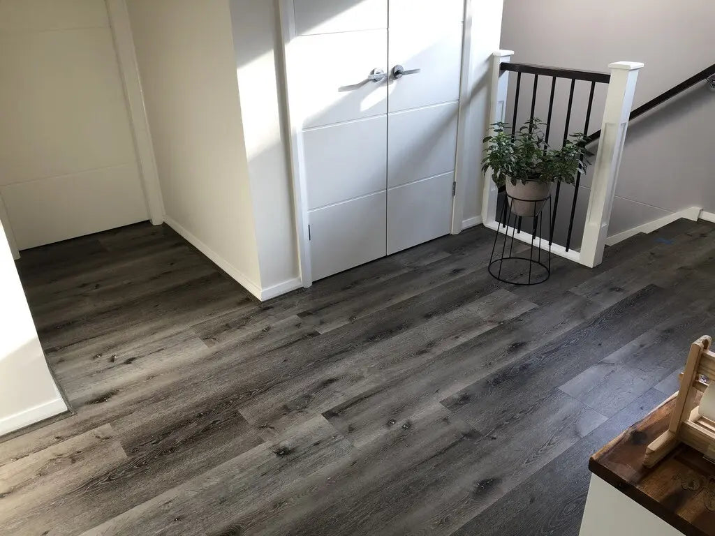 What are the Differences Between Hybrid and Laminate Flooring, and Which One Should You Choose?