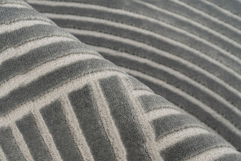 Elegant grey rug with a sophisticated design of overlapping circles and curved lines, ideal for a chic and modern interior